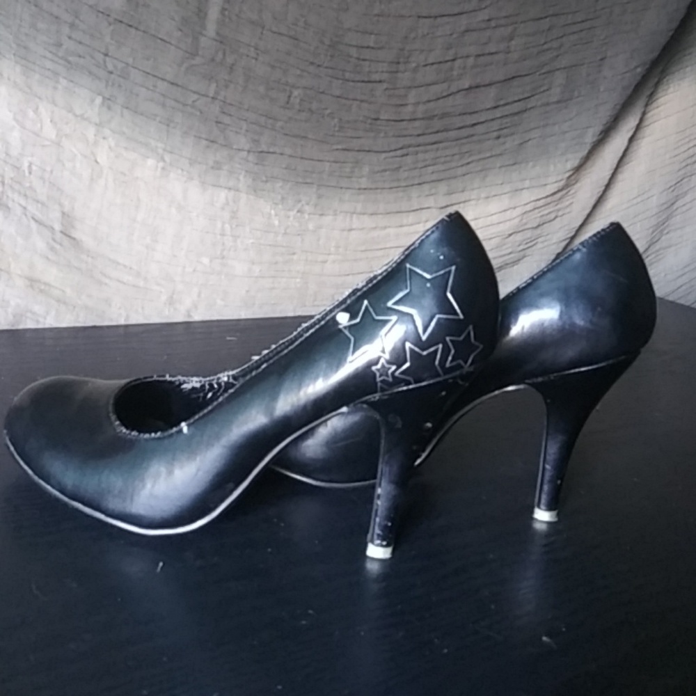 Shoes - Picture 3 of 4